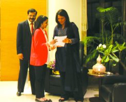 Ms. Vedica Podar presenting a copy of Eduspace
Newsletter to US Congresswoman Ms. Tulsi Gabbard,
at Podar House in presence of Mr. Rajiv Podar