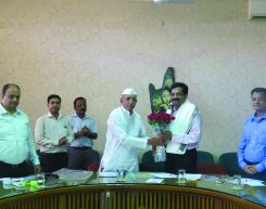 Mr. Rajiv Podar welcomed by Mr. Balasaheb D. Wagh - President, K.K.
Wagh Education Society at The Wagh Institute, Nasik.