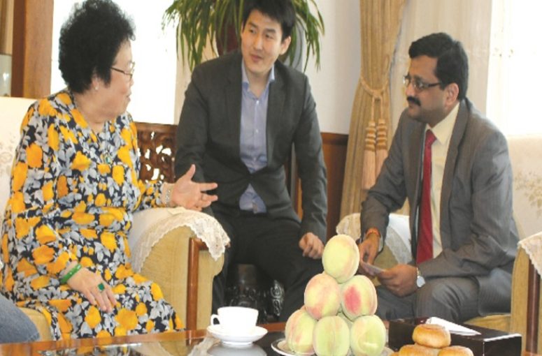 Mr. Rajiv Podar welcomed by Madam Chan Laiwa, Group Chairperson of Fu Wah International Group at her residence in Beijing
