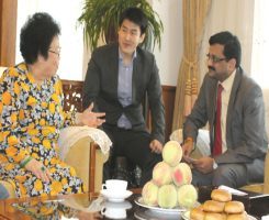 Mr. Rajiv Podar welcomed by Madam Chan Laiwa, Group Chairperson of Fu Wah International Group at her residence in Beijing